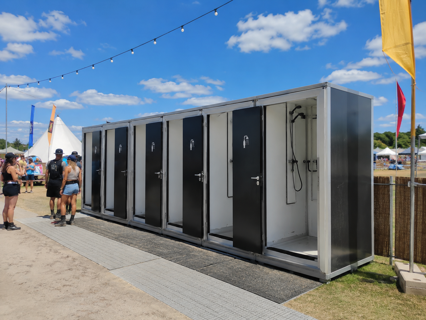 Douches op festivalweide
